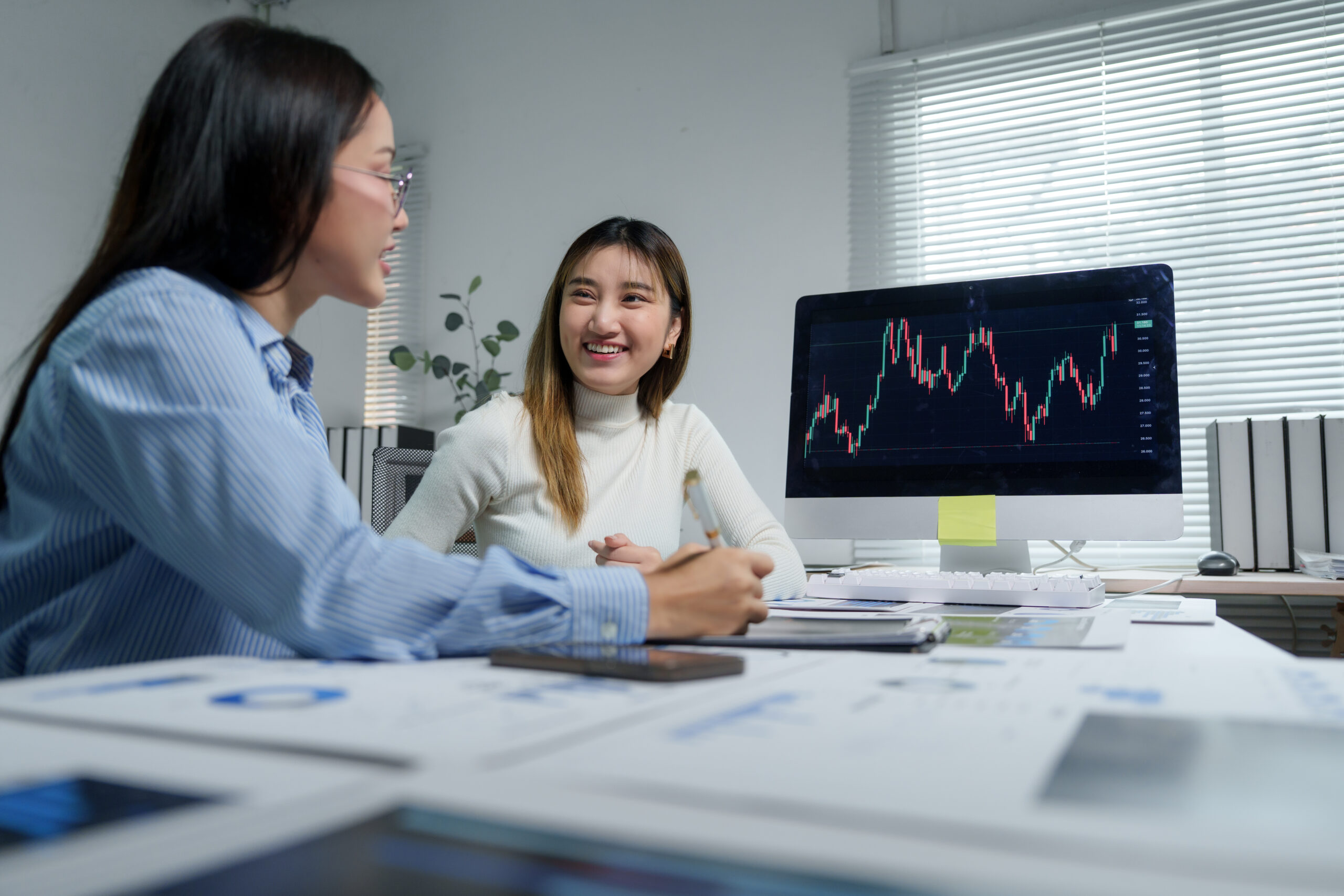 businesswomen discussing stock market data in offi 2025 09 14 06 29 01 utc scaled Why Serious Traders Rely on a Forex VPS for Uninterrupted Automation