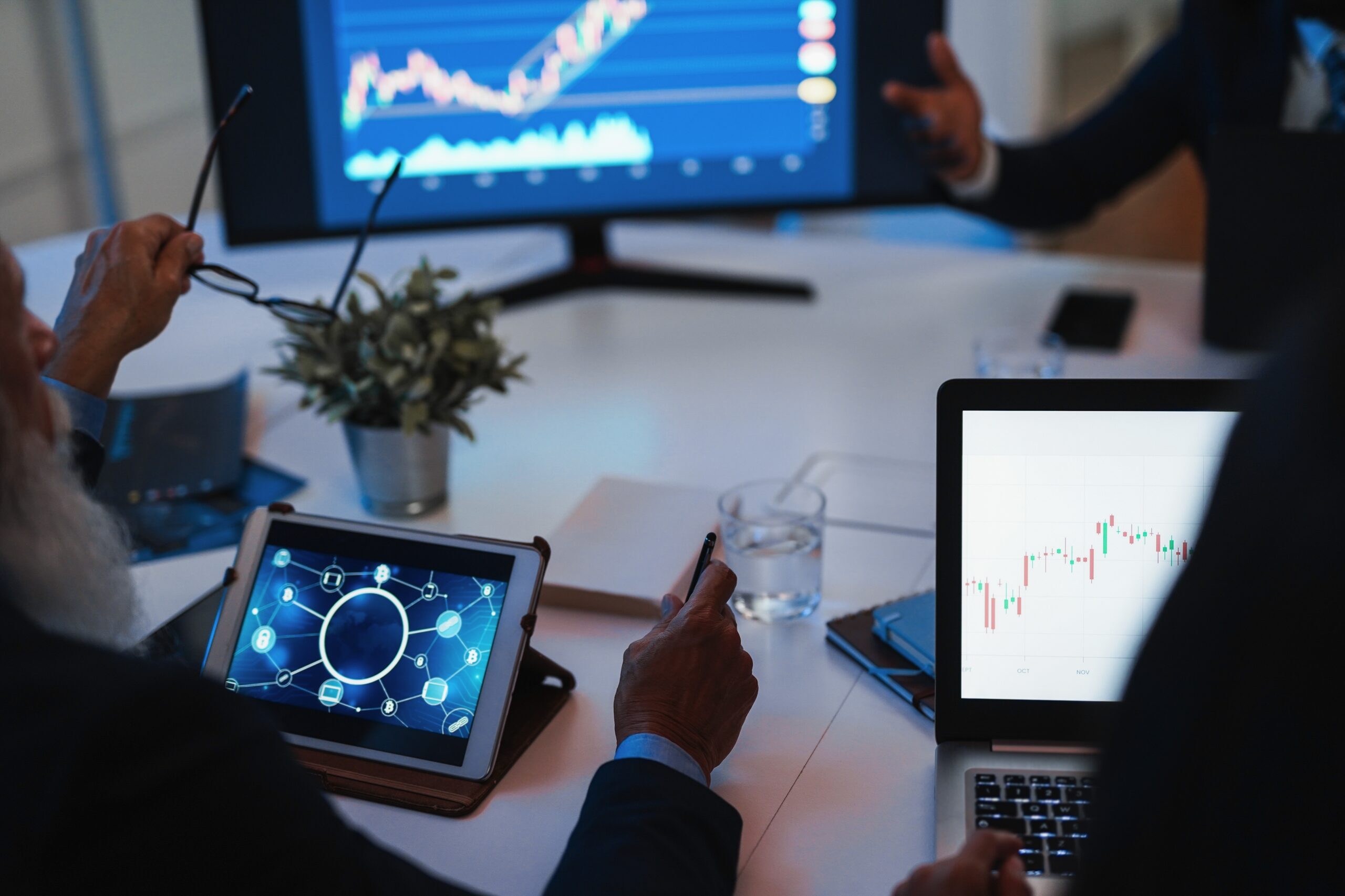 traders team making stock market analysis inside h 2025 10 14 08 23 52 utc scaled Boost Your VPS Trading Performance: Optimise Your Low-Cost Virtual Private Server for Maximum Uptime