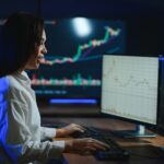 smart-woman-investor-and-crypto-trader-at-cheap-forex-vps