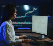 smart-woman-investor-and-crypto-trader-at-cheap-forex-vps