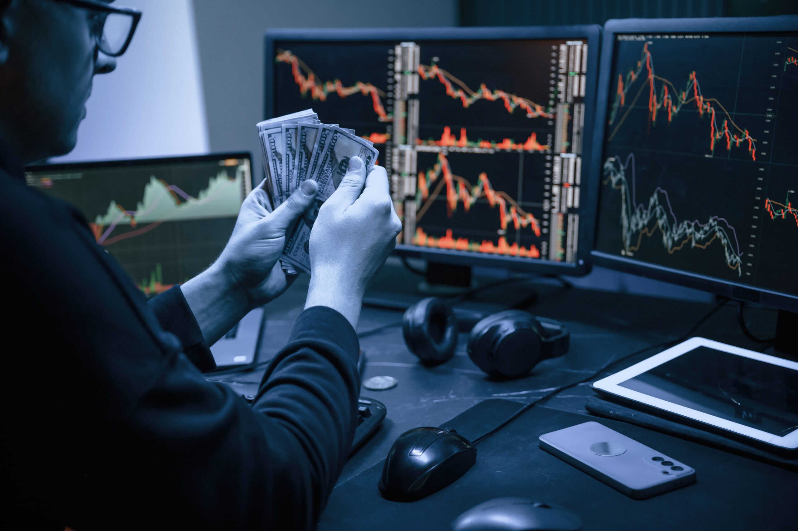 professional person calculatig return of investment on trading