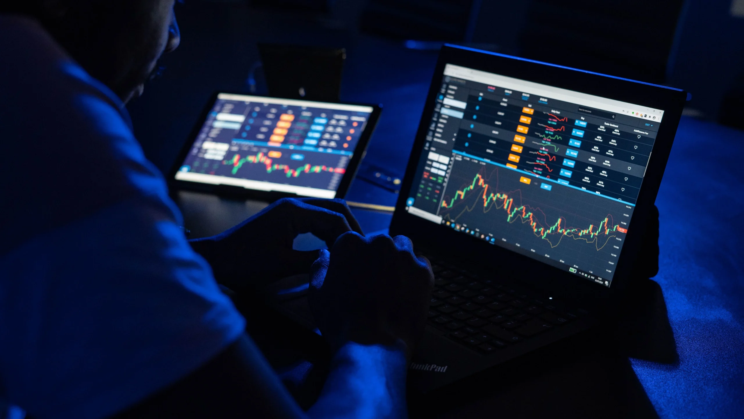 man-analyzing-financial-charts-for-forex-trading